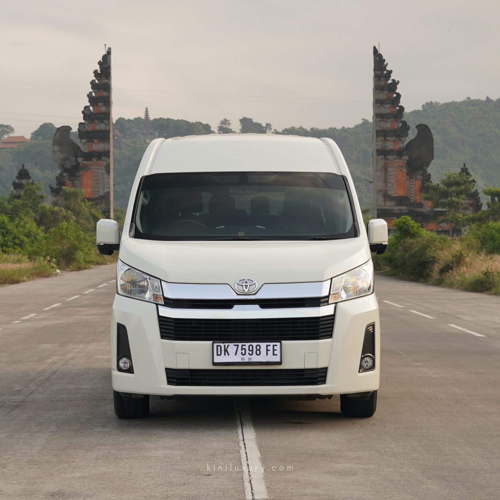 Toyota Hiace Premio — 1