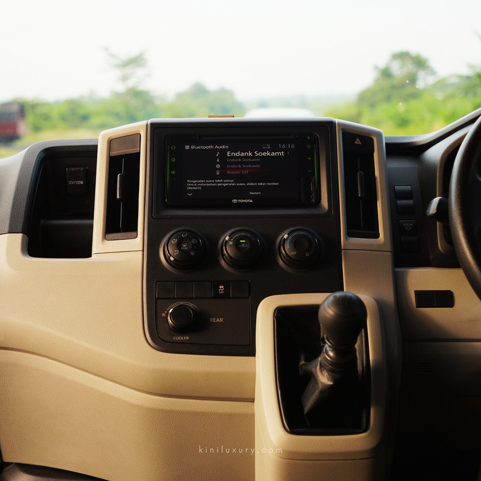 Toyota Hiace Premio — 8