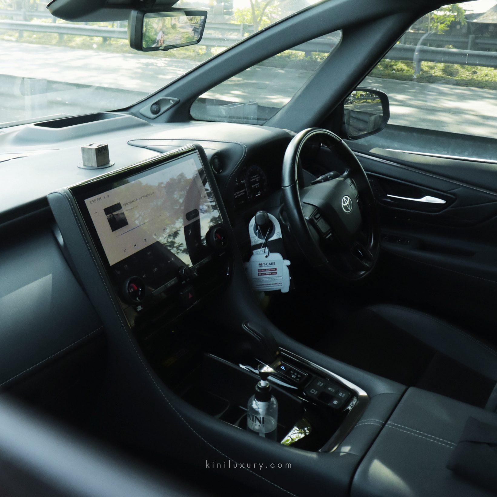 Toyota Alphard Hybrid — 7