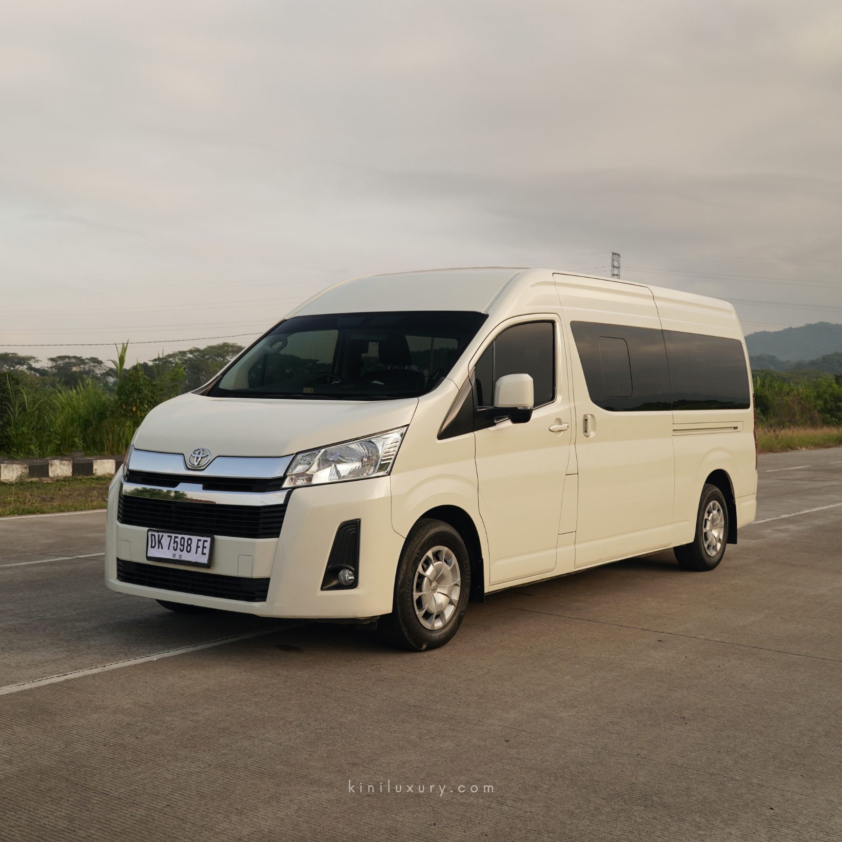 Toyota Hiace Premio — 2